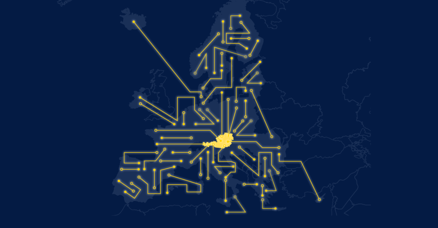 Stilisierte Karte Europas mit einem dunklen blauen Hintergrund. Österreich ist in Gelb hervorgehoben und dient als zentraler Knotenpunkt eines Netzwerks aus gelben Linien und Knotenpunkten, die sich über den gesamten Kontinent erstrecken. Die Linien erinnern an Leiterbahnen und symbolisieren die europäische Kompetenzgemeinschaft für Cybersicherheit sowie die digitale Vernetzung.